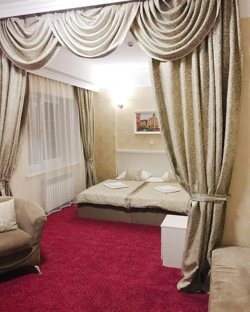 Отель Корона