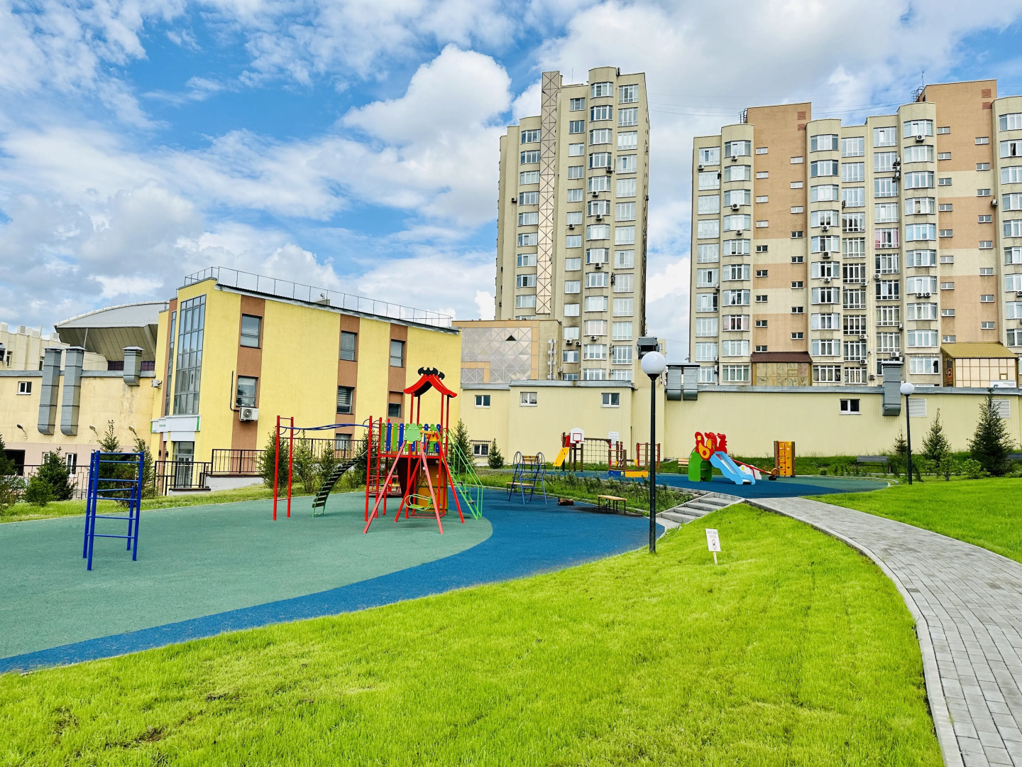 Апартаменты Unique Apart Колибри рядом с 8 Кассационным судом и Знаменским собором на Большевистской 1а