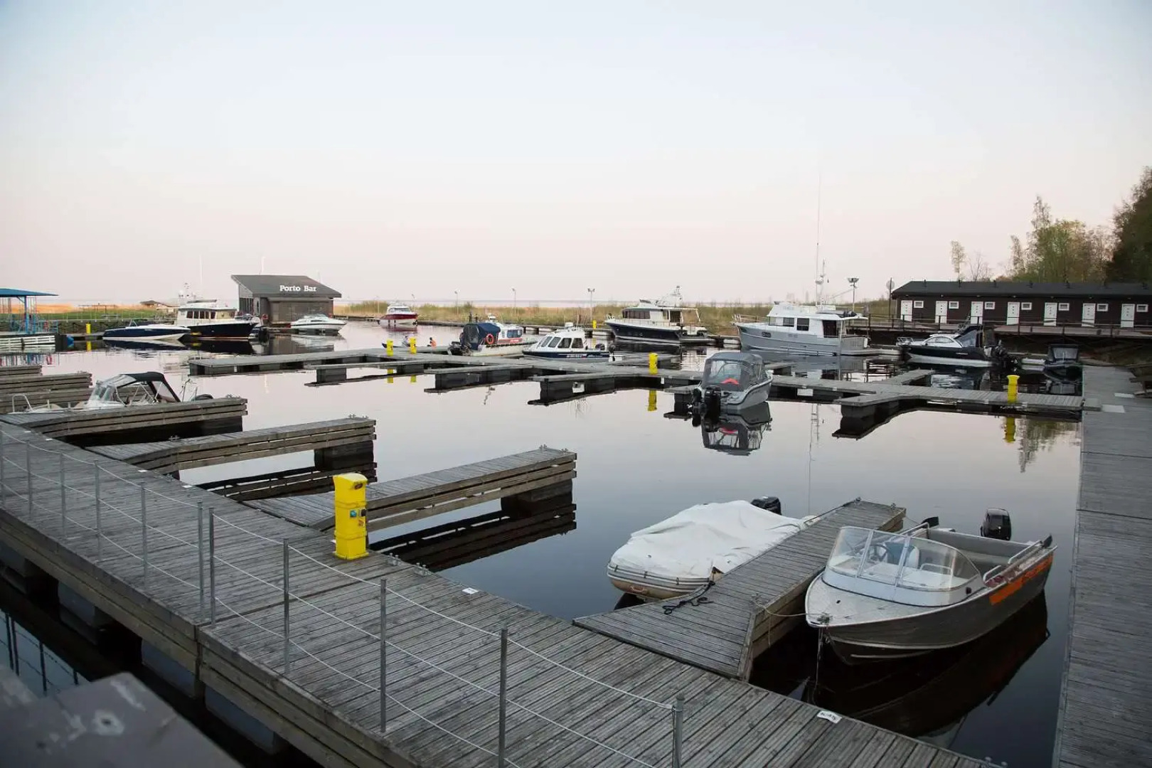 Частный дом на ухоженном участке с газоном и туями