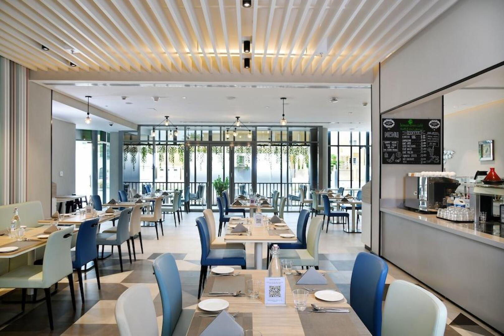 Отель Lemon Tree Hotel Jumeirah Dubai