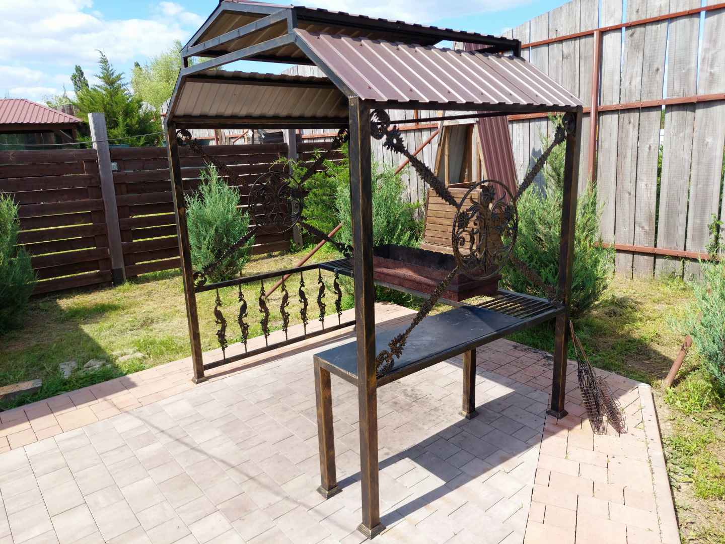 Частный дом с камином у реки