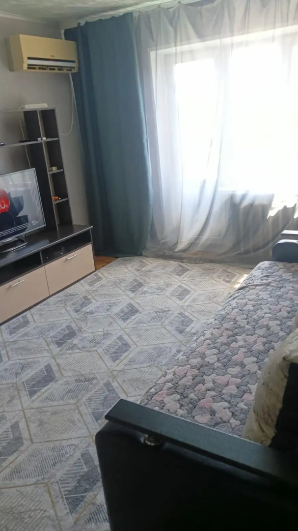 Апартаменты Двухкомнатная квартира с ремонтом рядом с озером