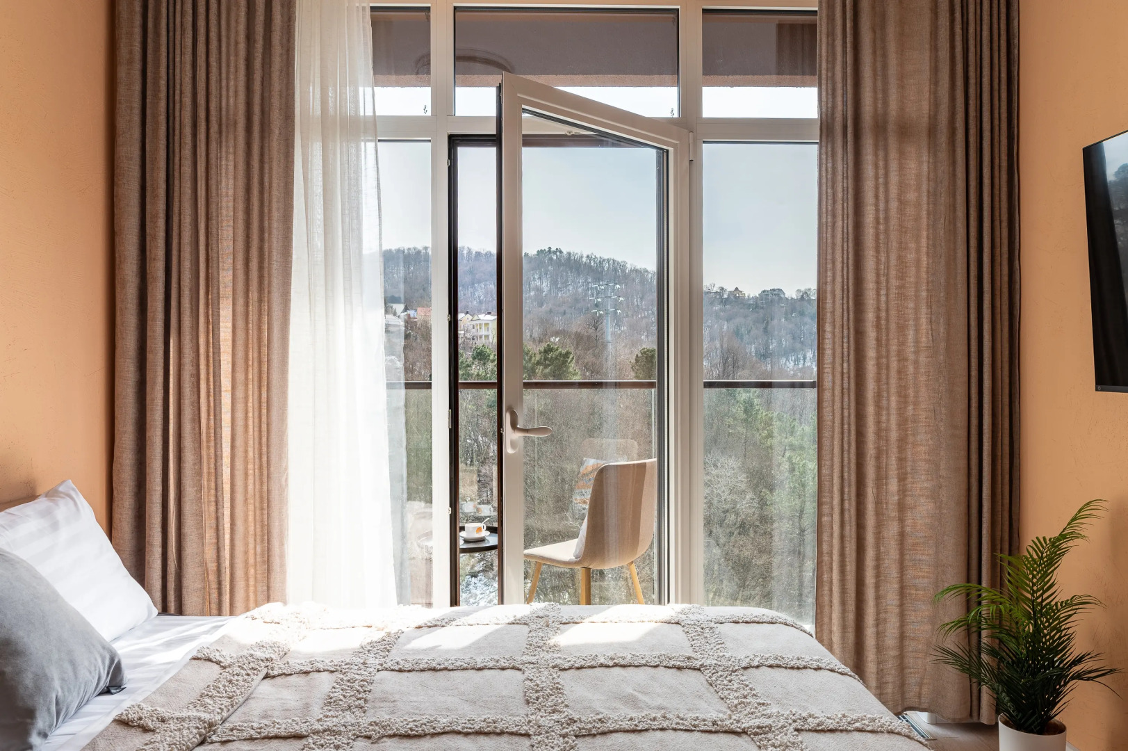 Студия с панорамным видом на горы. Аллея 326