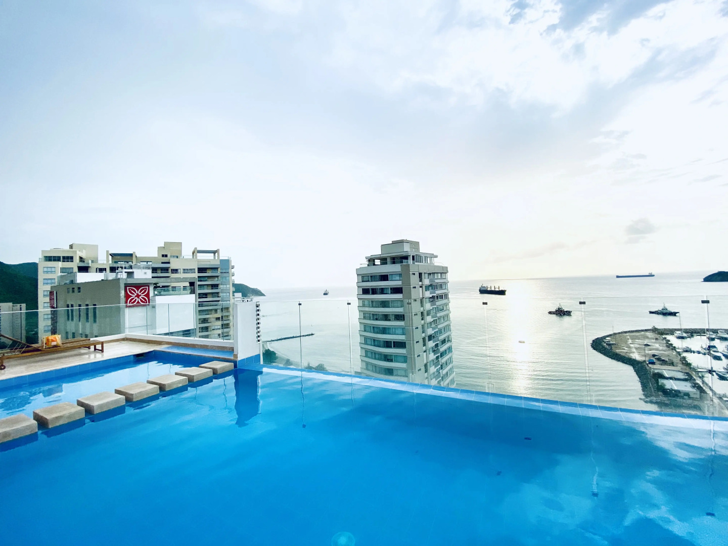 Апартаменты Blue Loft oceanview in Marina rooftop pool prime location