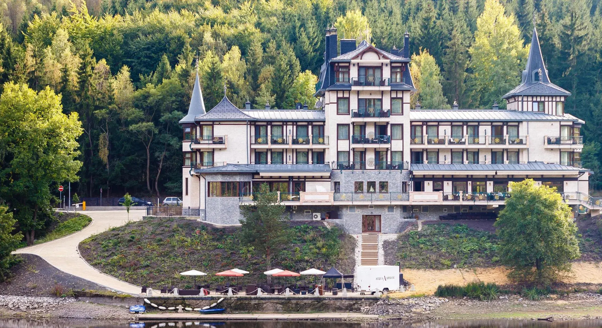 Resort Retro Riverside Wellness