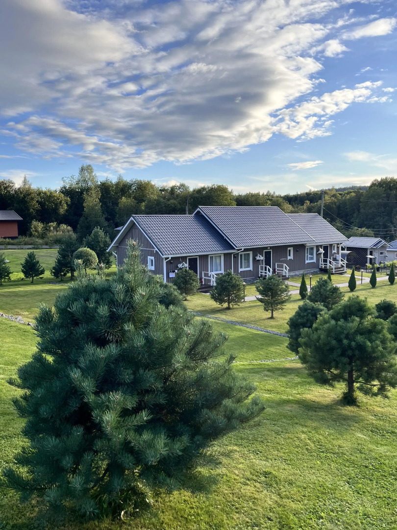 Частный дом у реки