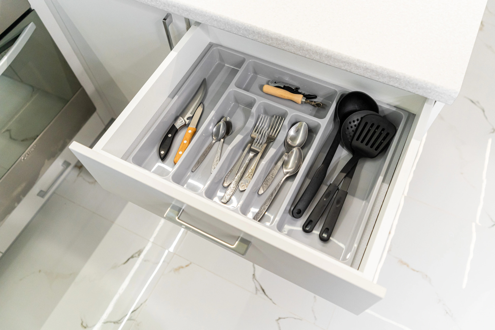 Апартаменты в Совpeмeннoм ЖK в Пяти Минутaх Ходьбы oт Мopя от LеtоApart