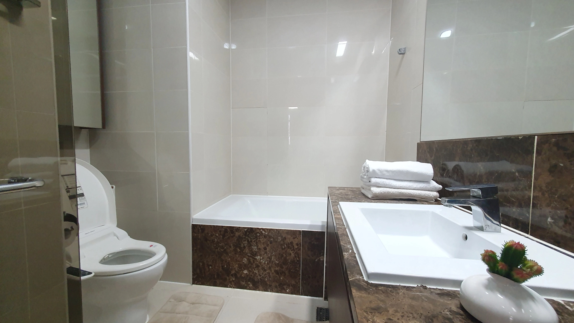 Апартаменты Luxury возле посольства США 14й этаж с шикарным видом на Мечеть Хазрет Султан