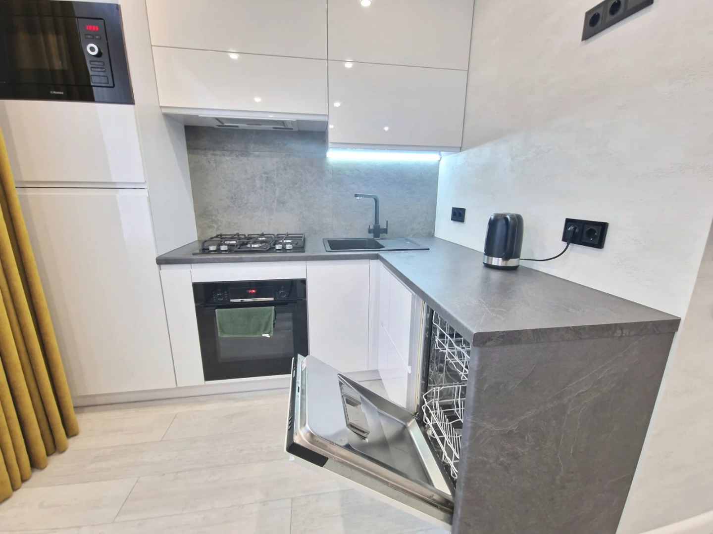 Апартаменты Трёхкомнатный Люкс, центр, площадь Победы, Черняховского 10А, Колибри#10А