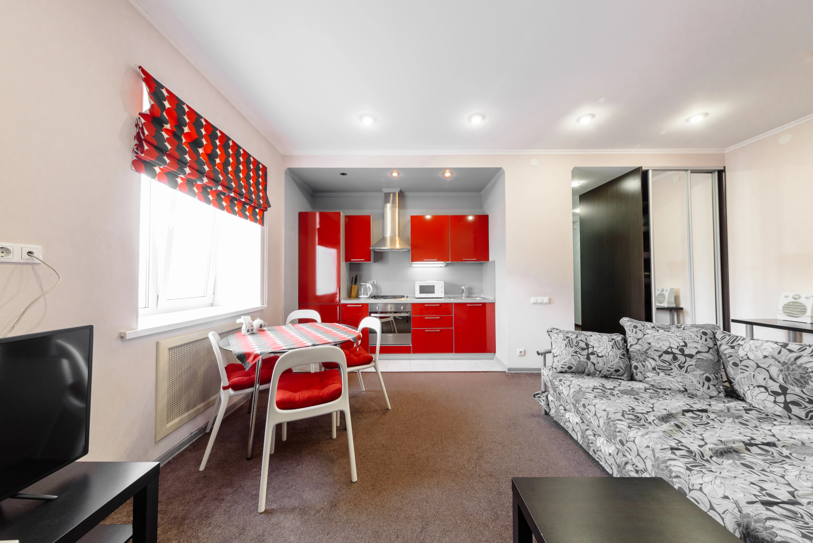 Апартаменты в Центре На 1 Линии с Видом на Крейсер Михаил Кутузов Море и Форумную Площадь от LetoAрart