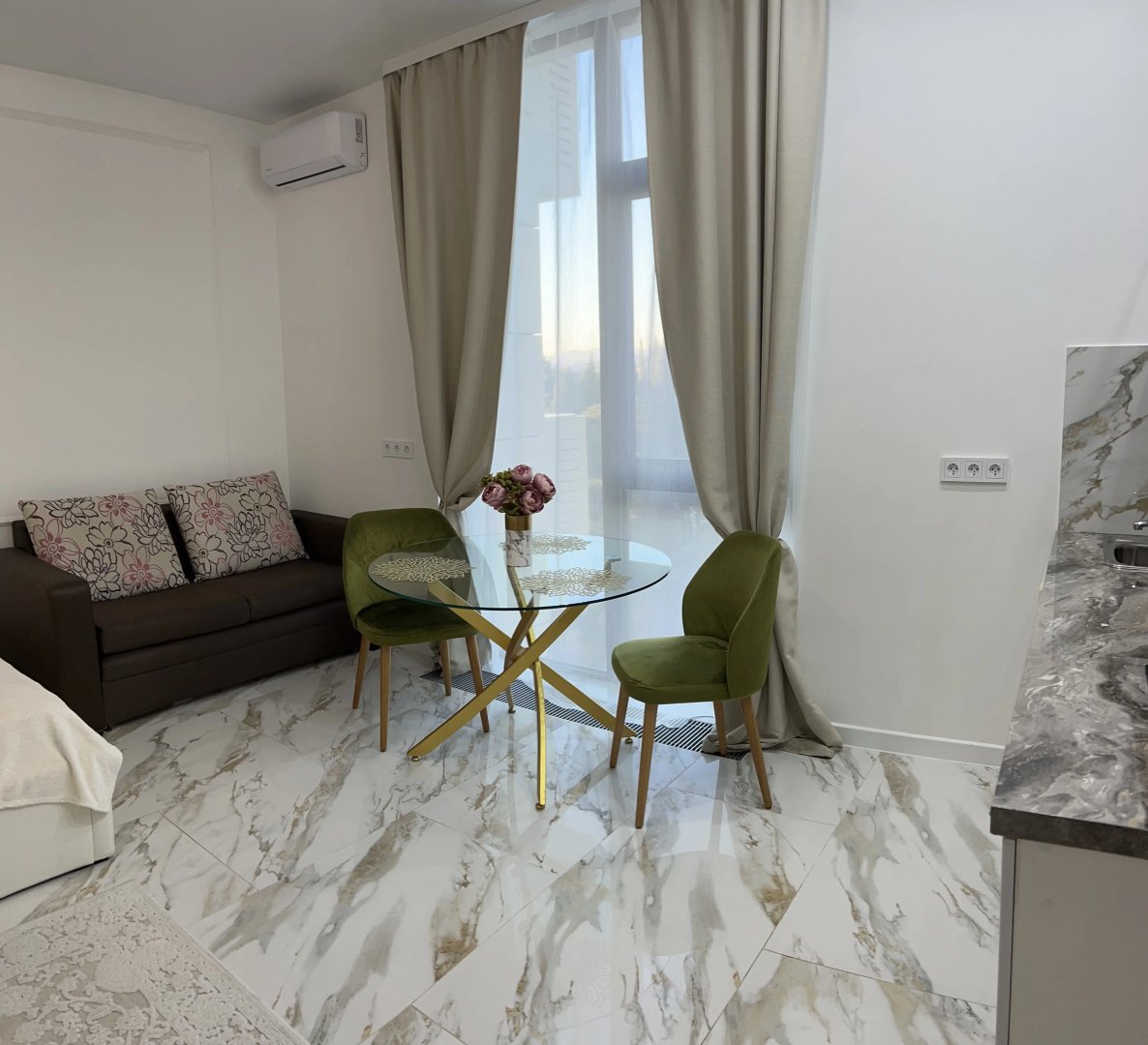 S Basseynom ZHK Metropol Apartments