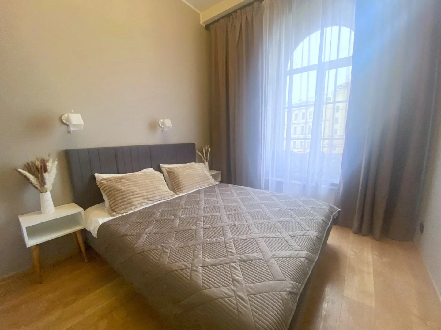 Квартира New Horizon Nevskiy 91 вид на главную улицу Петербурга из вашего окна