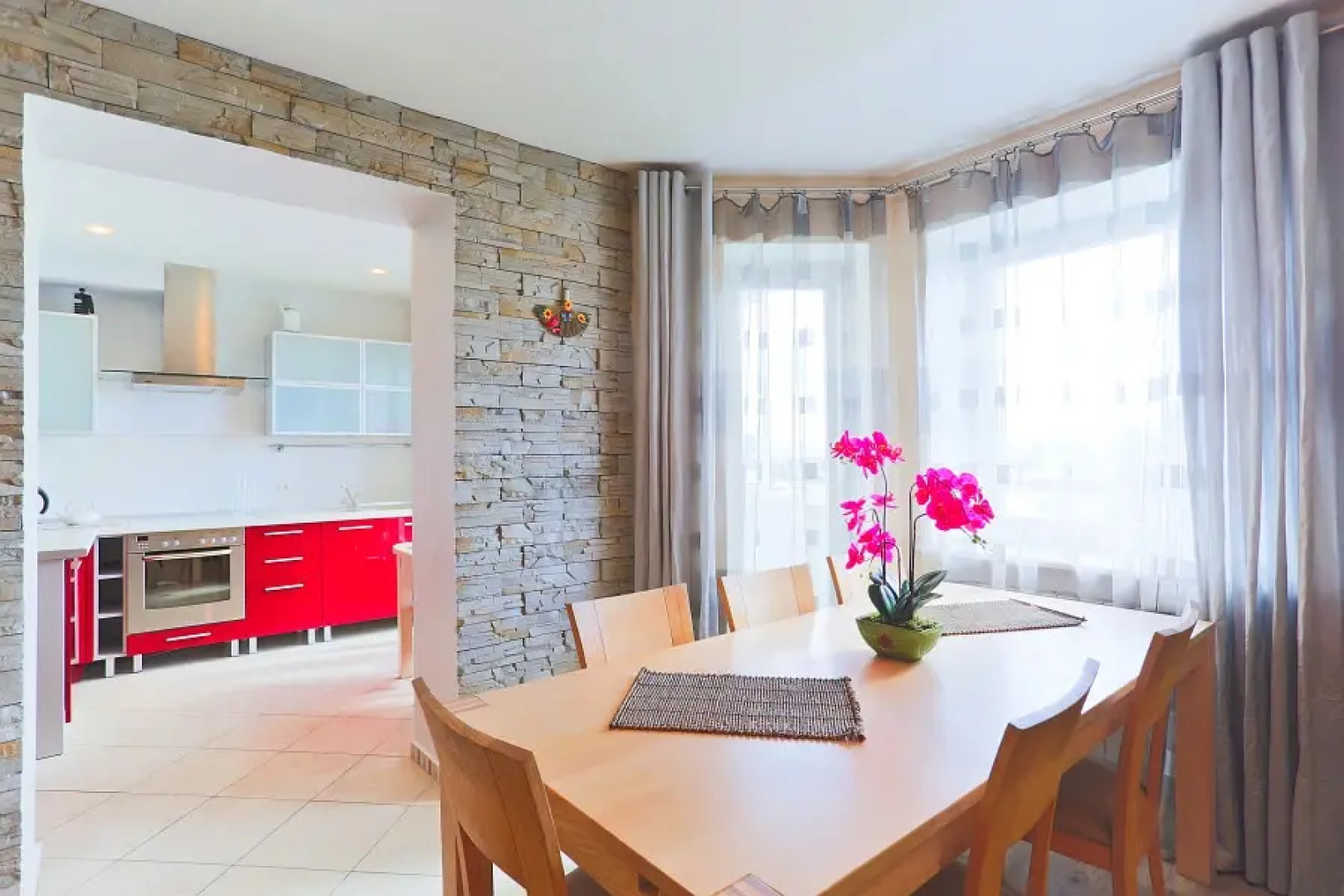 Апартаменты 4-комнатные HomeApart Сторожовская, 8