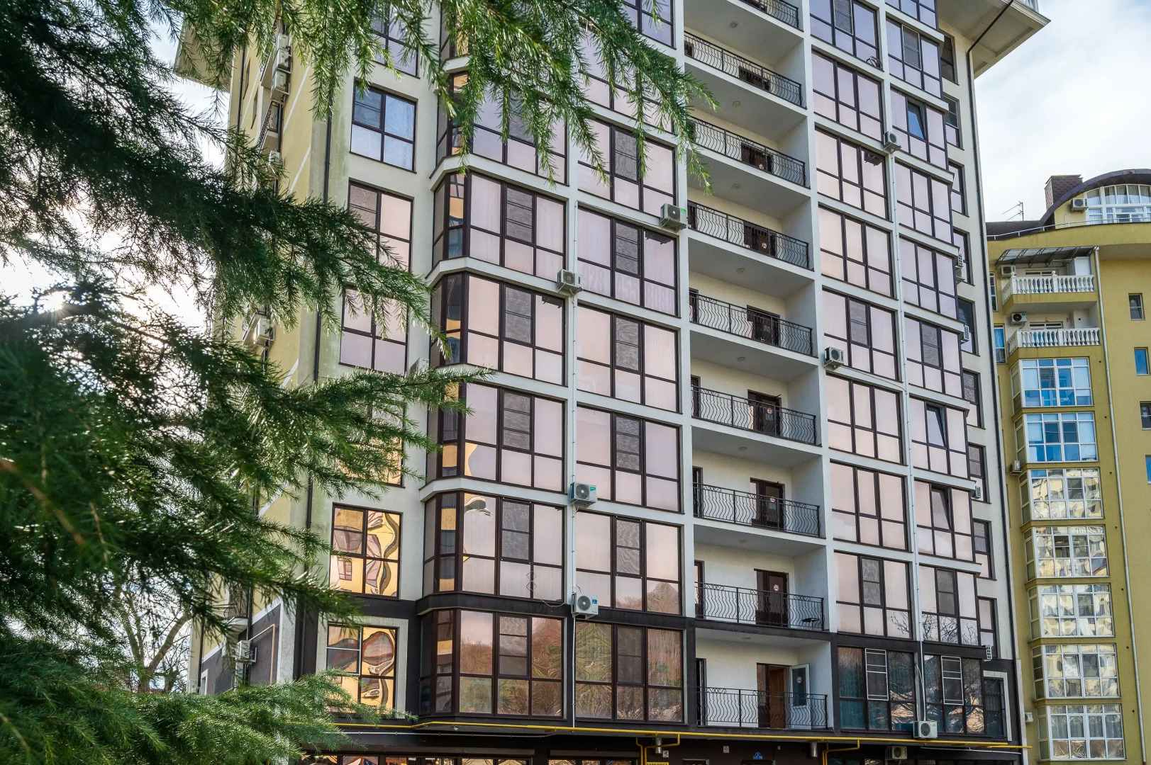 Светлая квартира с панорамными окнами. МПС 82