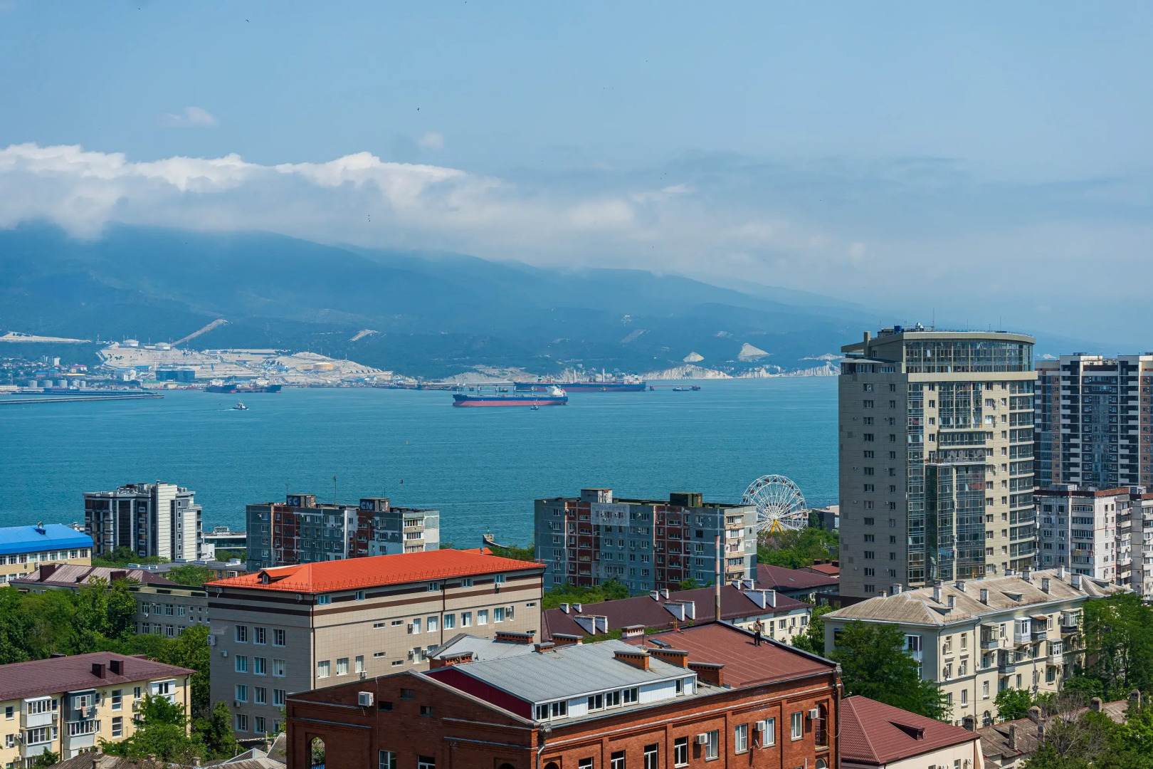 Апартаменты дизайнерские в центре Новороссийска от LetoApart