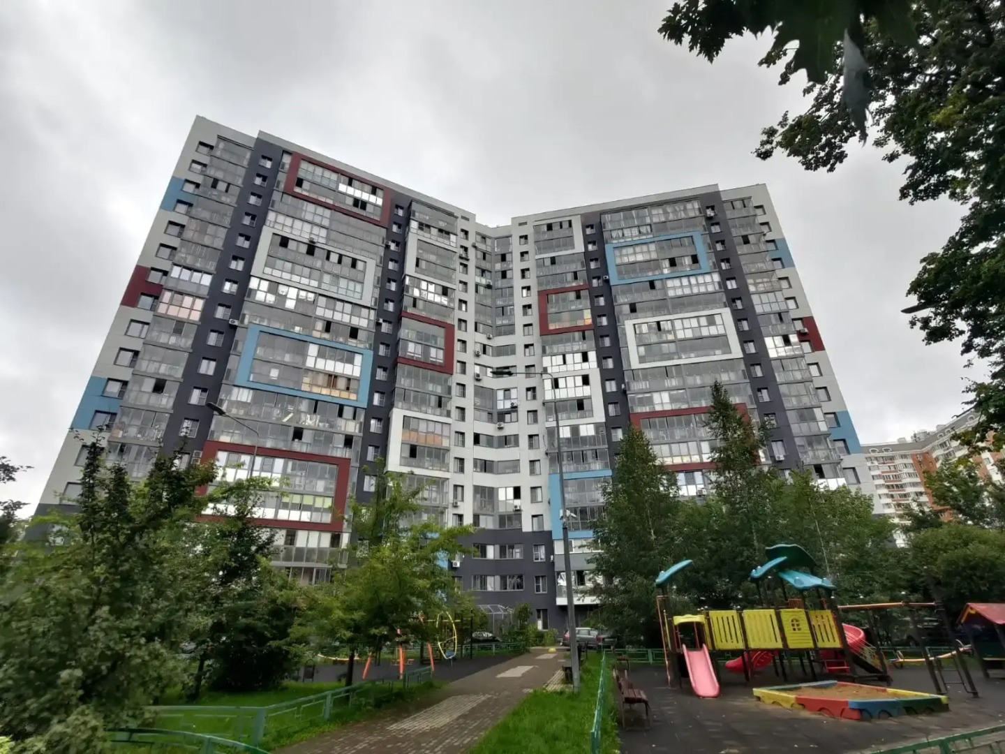 Жилое помещение 2-к квартира у метро Молодежная с яркими закатами