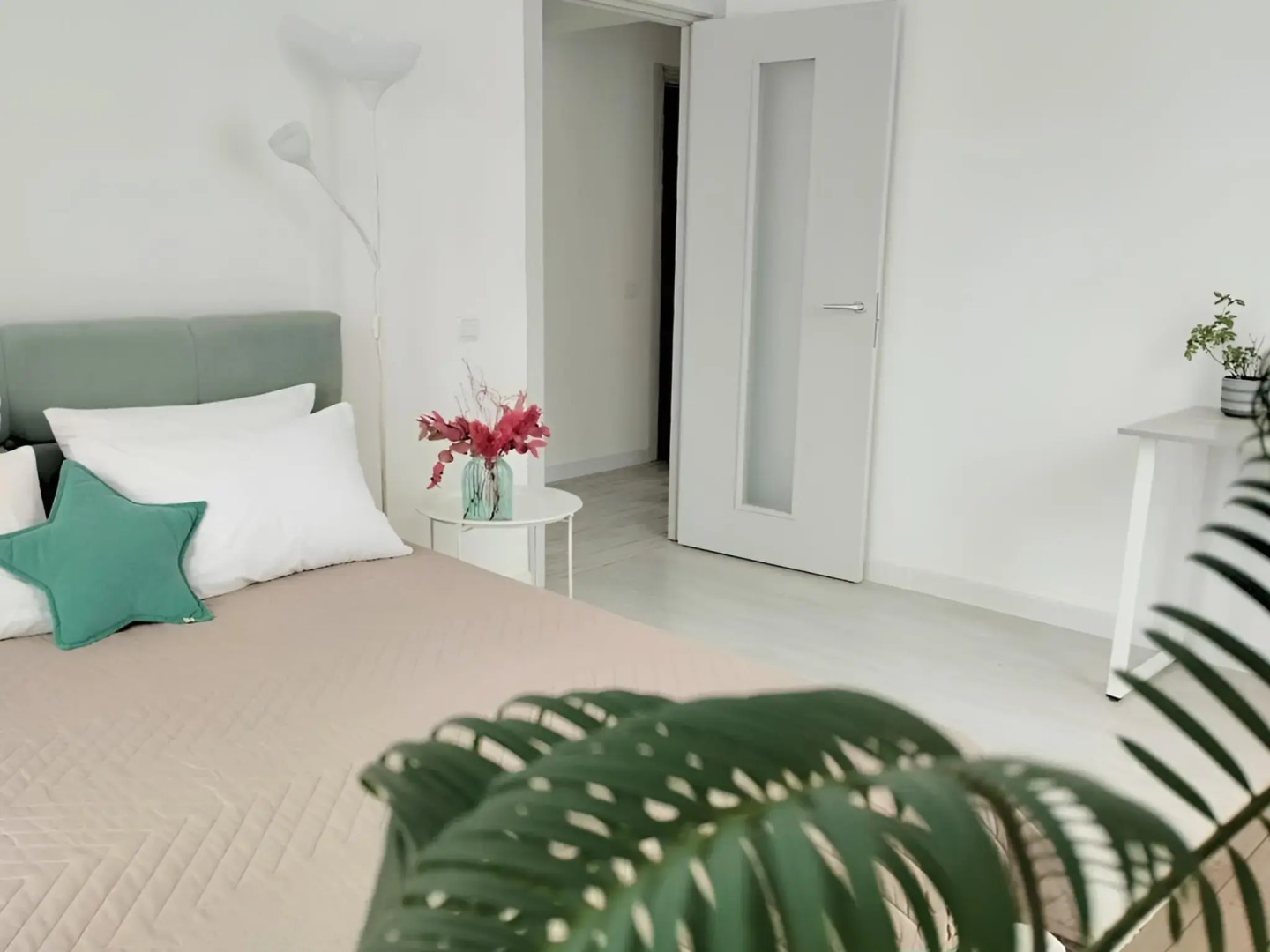 Квартира Двухкомнатная с Балконом и Красивым Видом