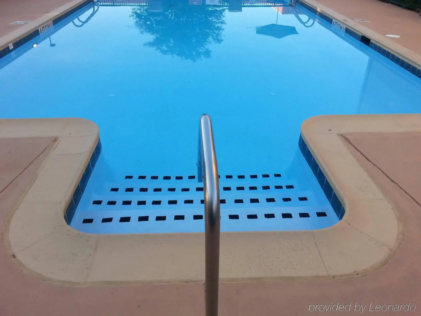 Отель Comfort Inn & Suites