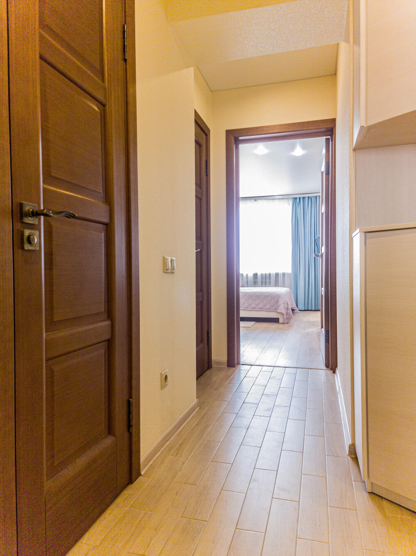 Апартаменты двухкомнатные в светлых тонах вблизи центра города