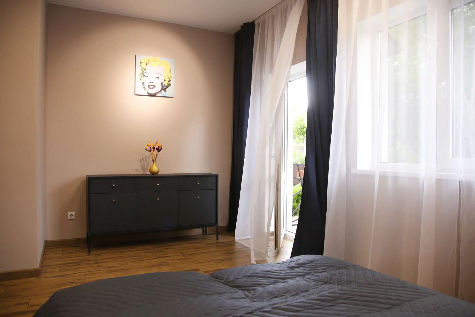 Апартаменты Уорхол - апельсин и капучино в интерьере с собственным двориком для BBQ в 10 минутах от центра