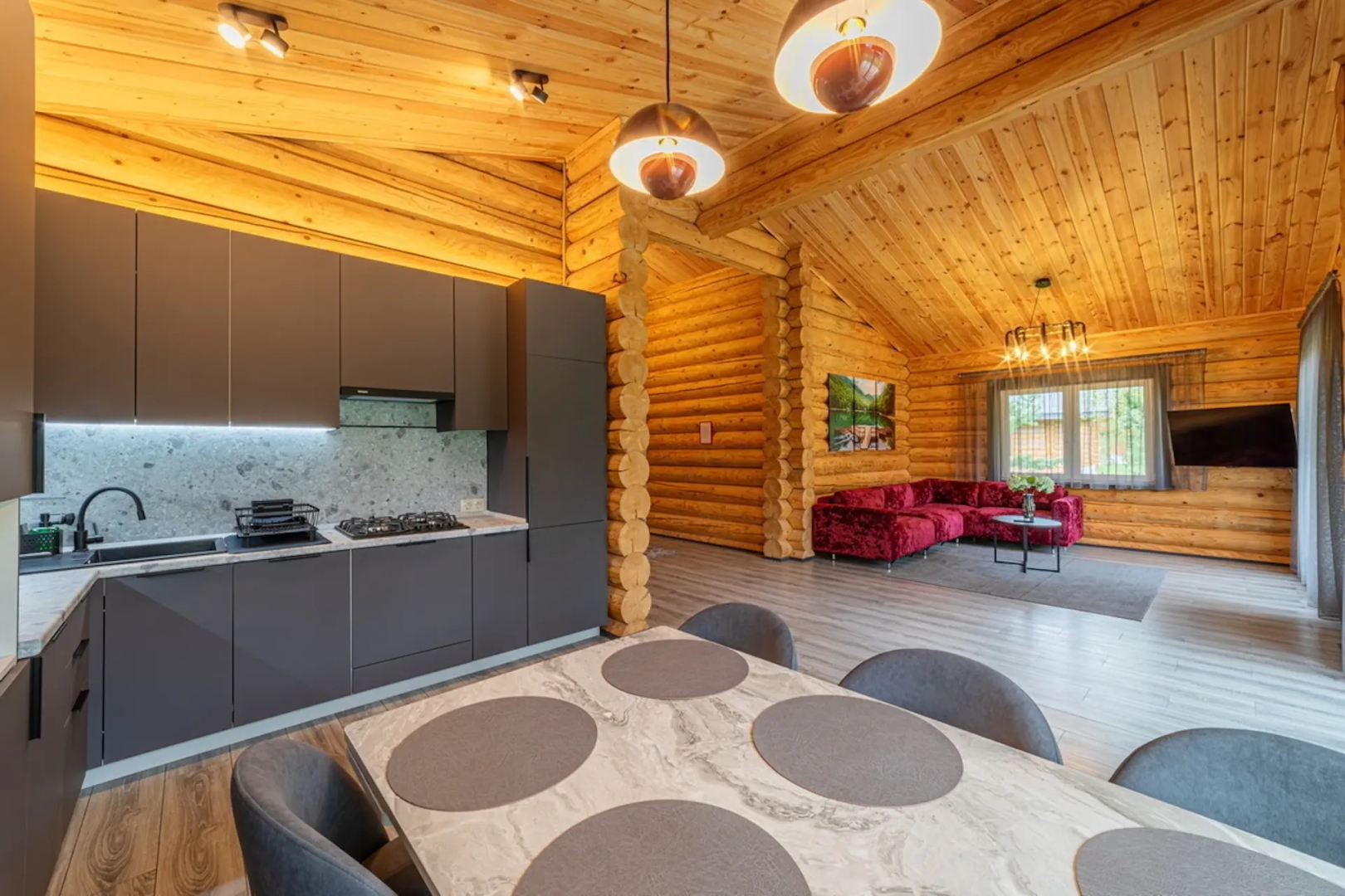 Частный дом в поселке Разливы-1, 8Б