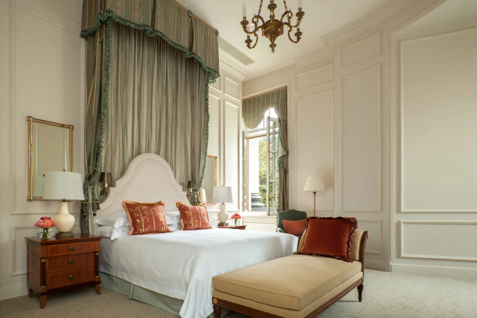 Отель Four Seasons Lion Palace St. Petersburg