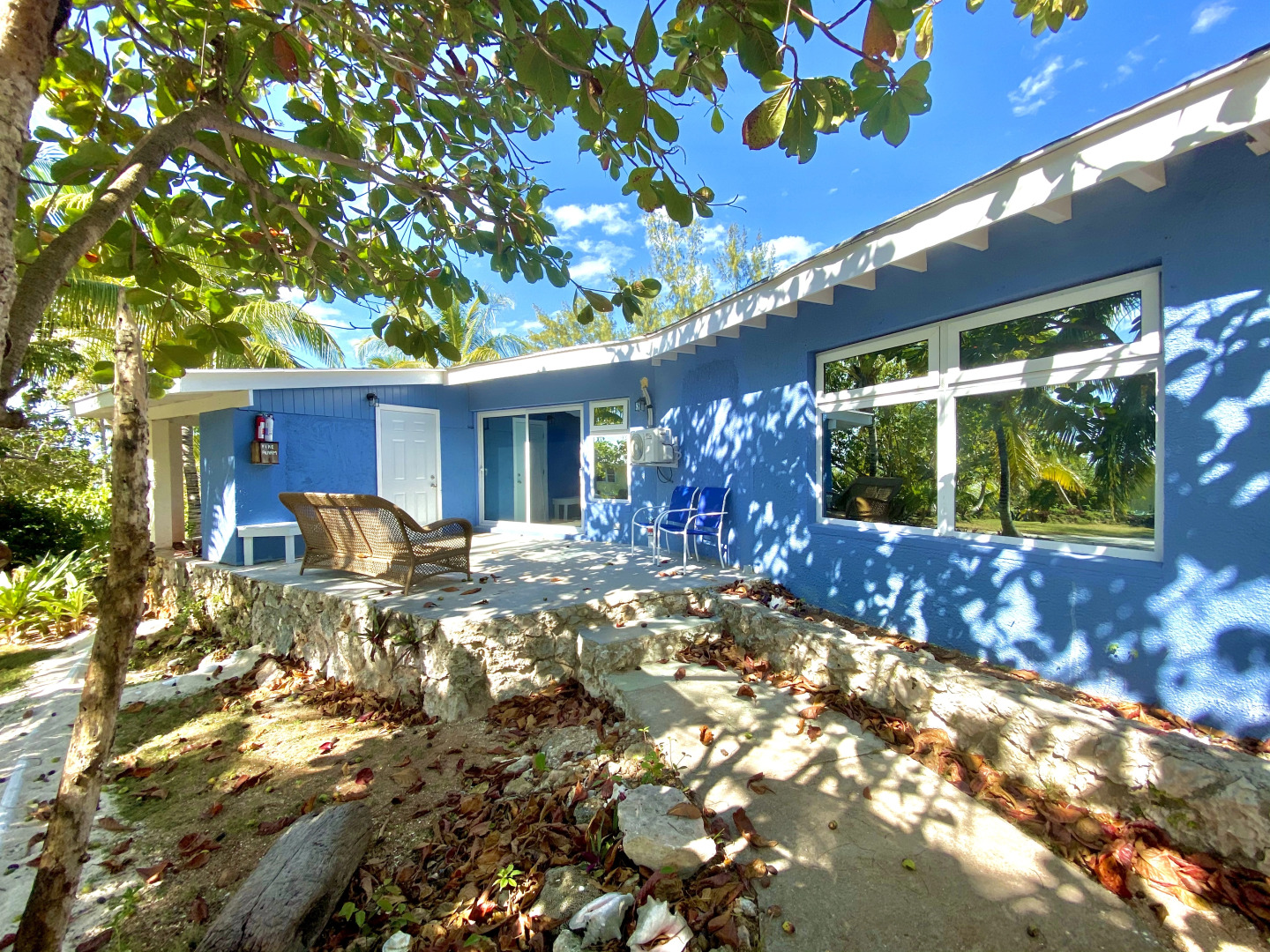 Отель The Sunset Cove And Rainbow Room