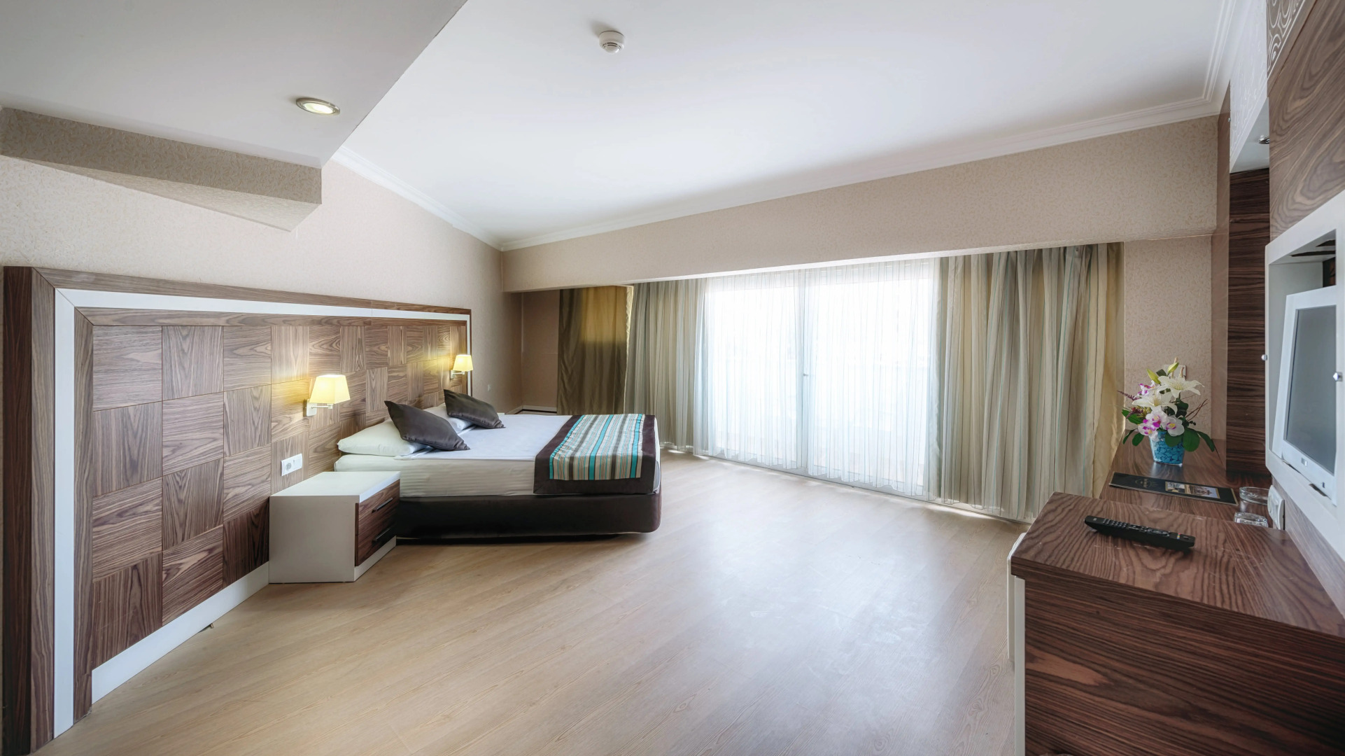 Отель Royal Towers Kiris