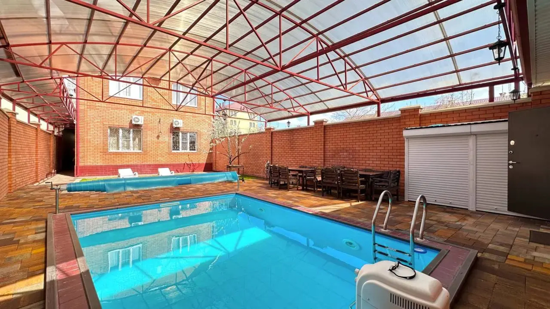 Частный дом с бассейном