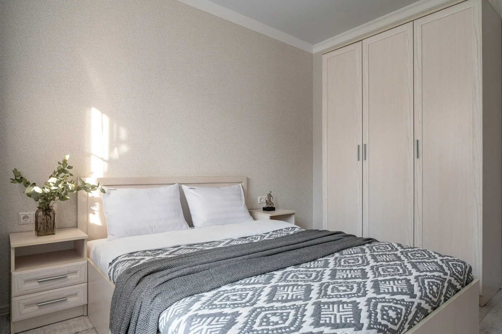 Апартаменты Дом у Дендрария Red apartments Сальвия