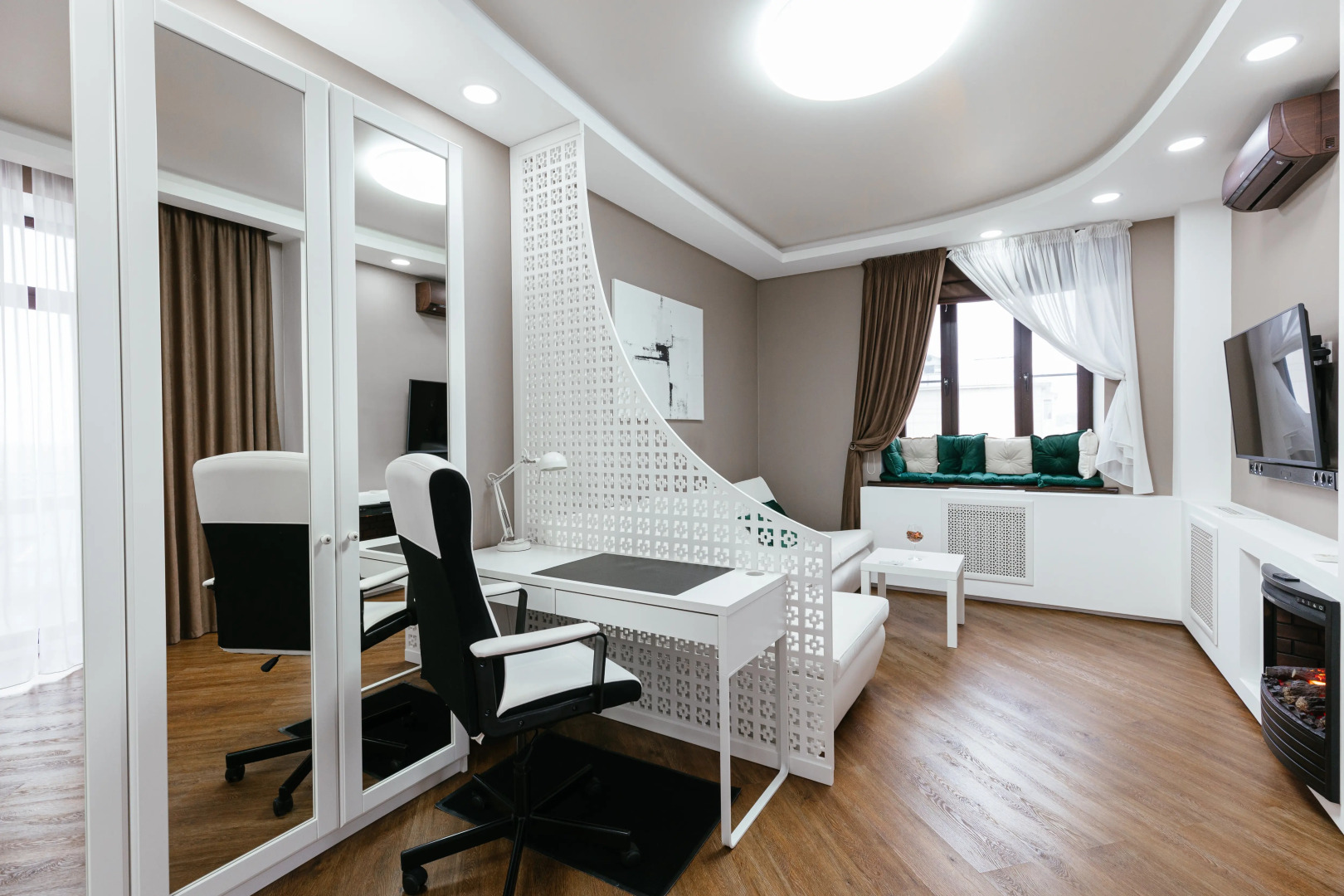 Апартаменты ROOM ROUR с видом на МОСТ ВЛЮБЛЕННЫХ