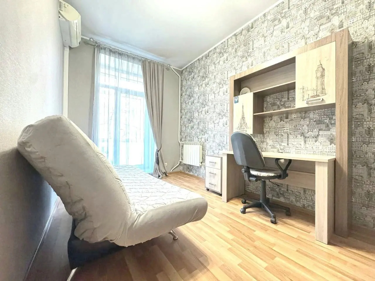 Квартира Трехкомнатная с Балконом и Кондиционером в Центре на Весенней