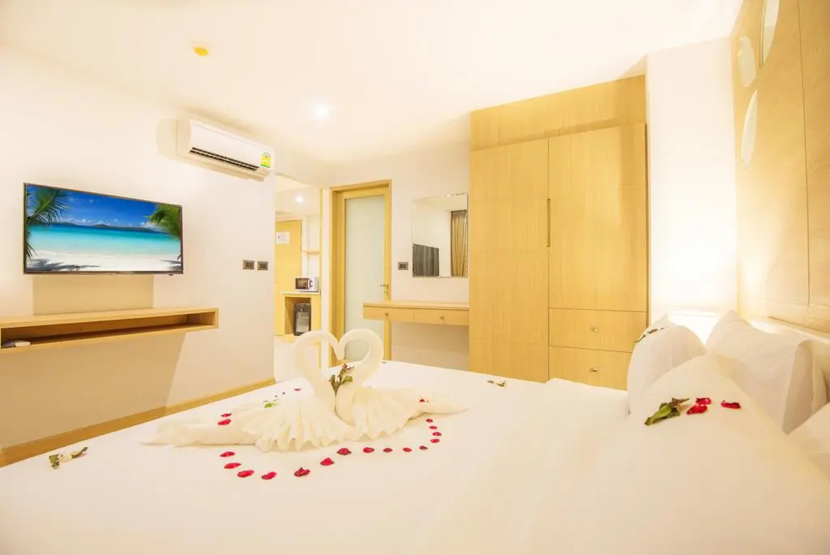 Отель Clarion Patong Beach