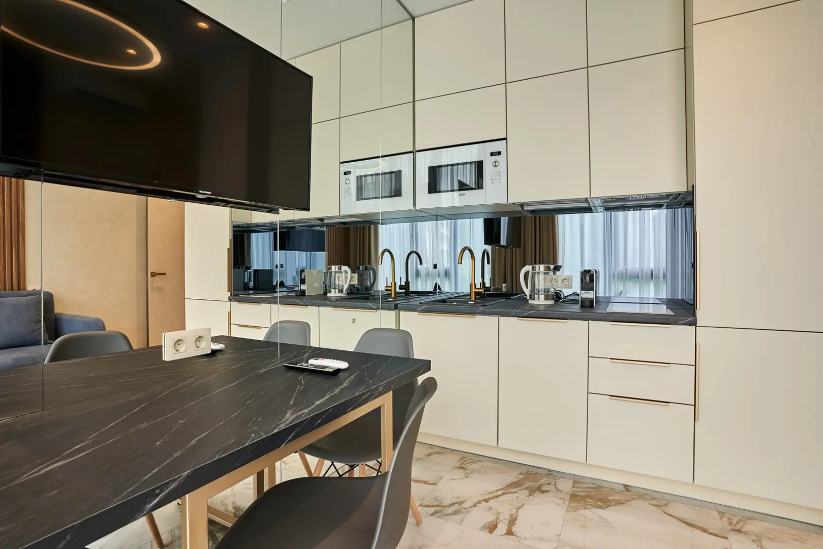 Апартаменты Метрополь Lamare Трехкомнатные с Балконом и Бассейном на Крыше