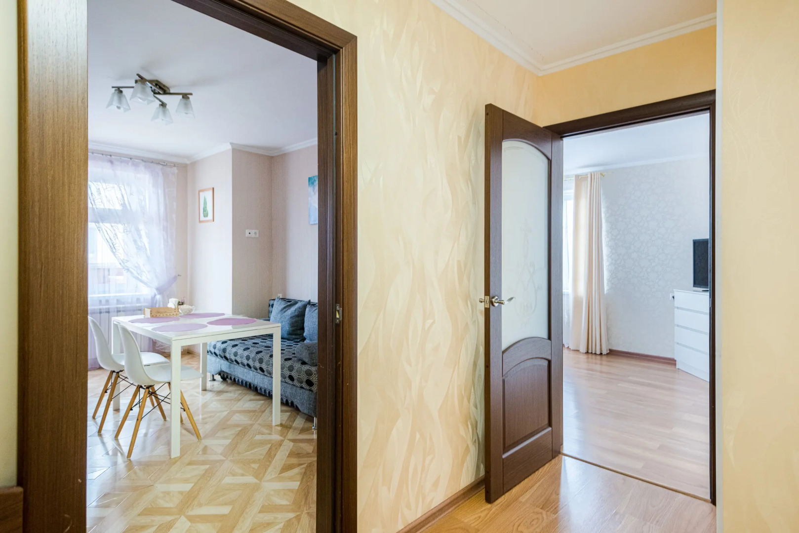 Квартира 1-к яркая у залива на Маркова 8/2 от RentAp, 4 сп.места