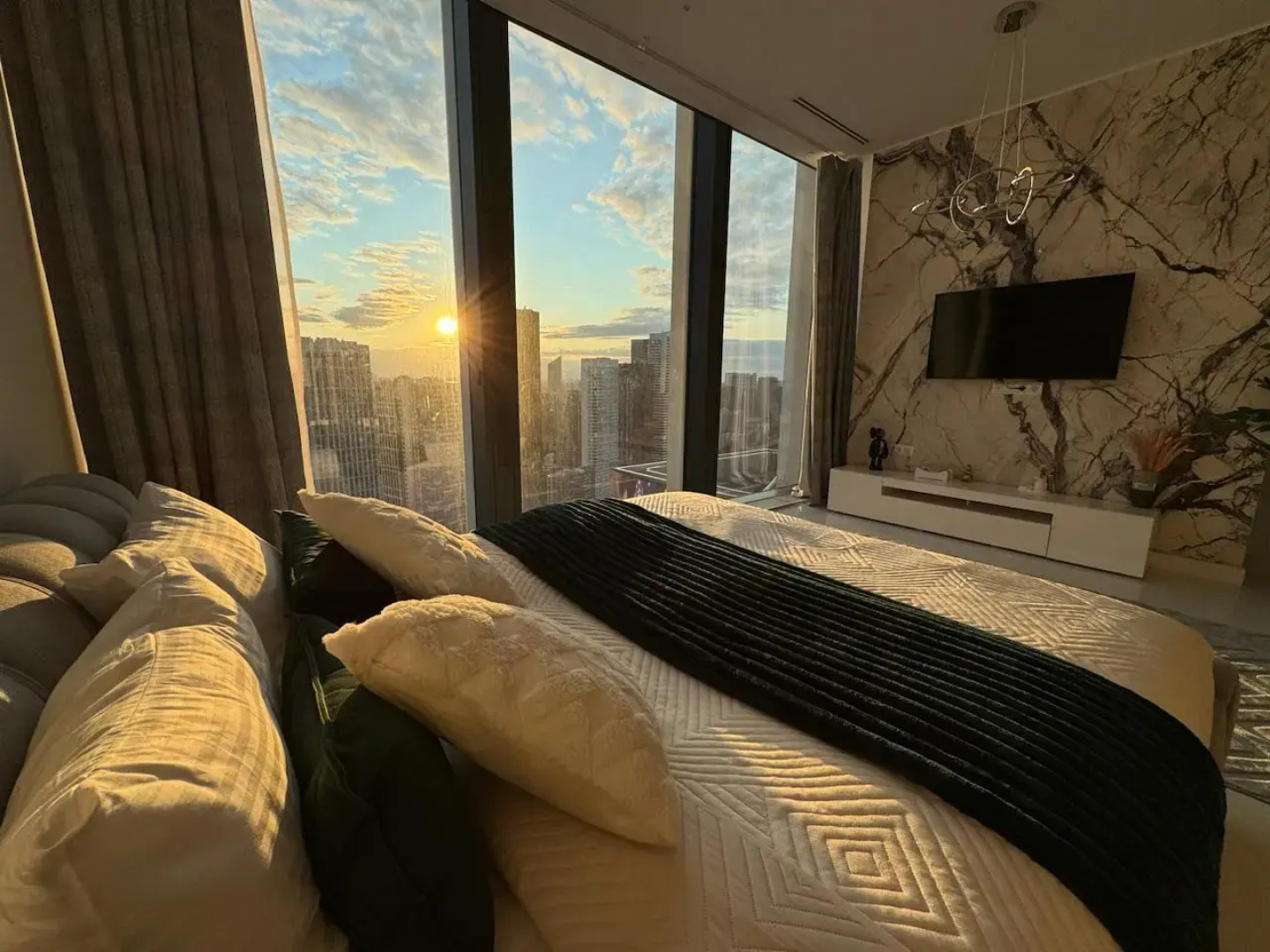 Апартаменты Sky City Moscow Уютная студия с подсветкой и Аэрохоккеем в Москва Сити! Закатная сторона!