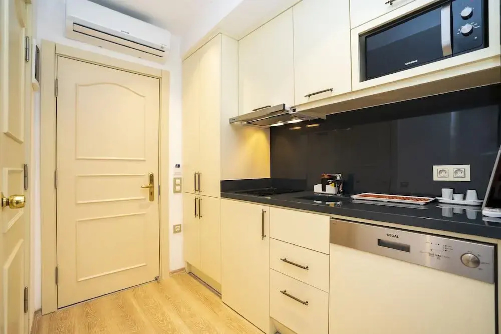 Апарт-отель Channel Suites