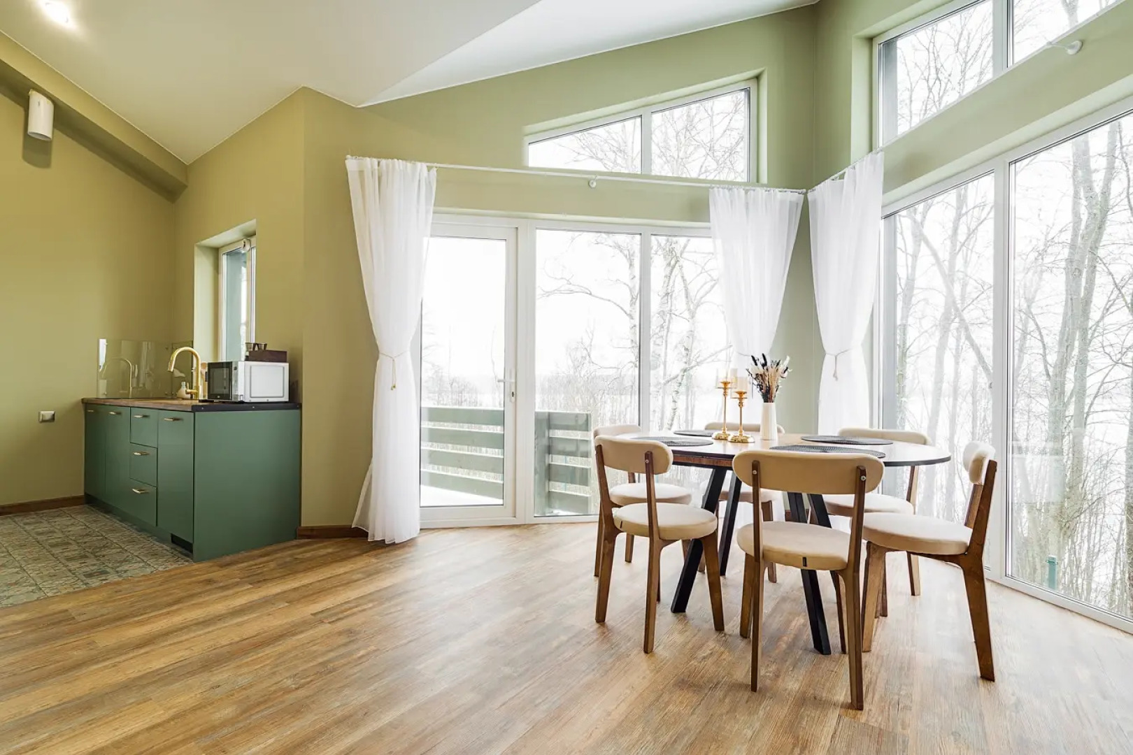 Частный дом Уютный Современный с Видом на Отрадное Озеро