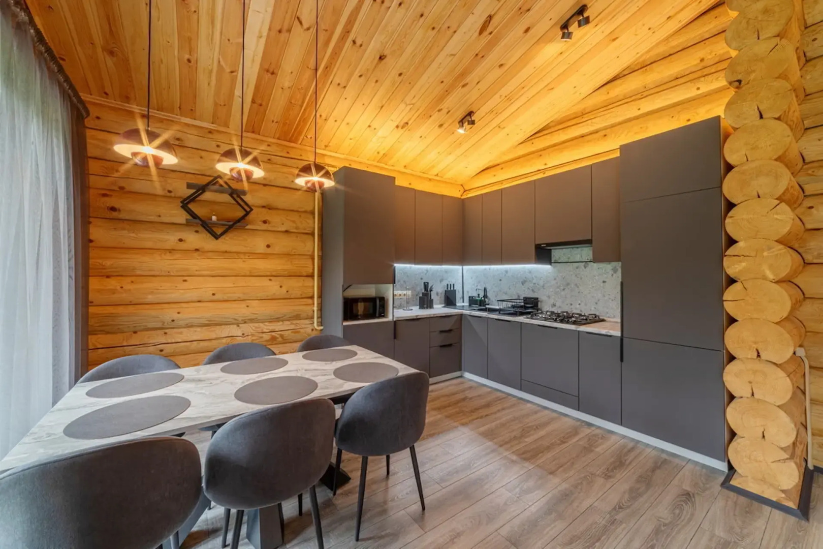 Частный дом в поселке Разливы-1, 8Б