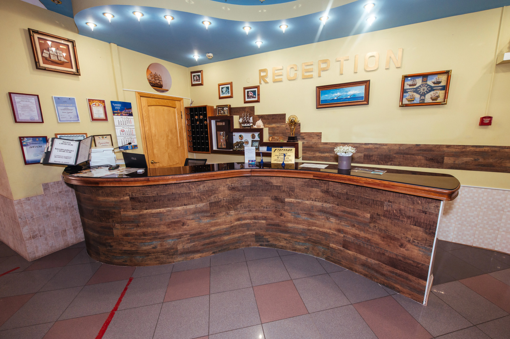 Отель Торнадо