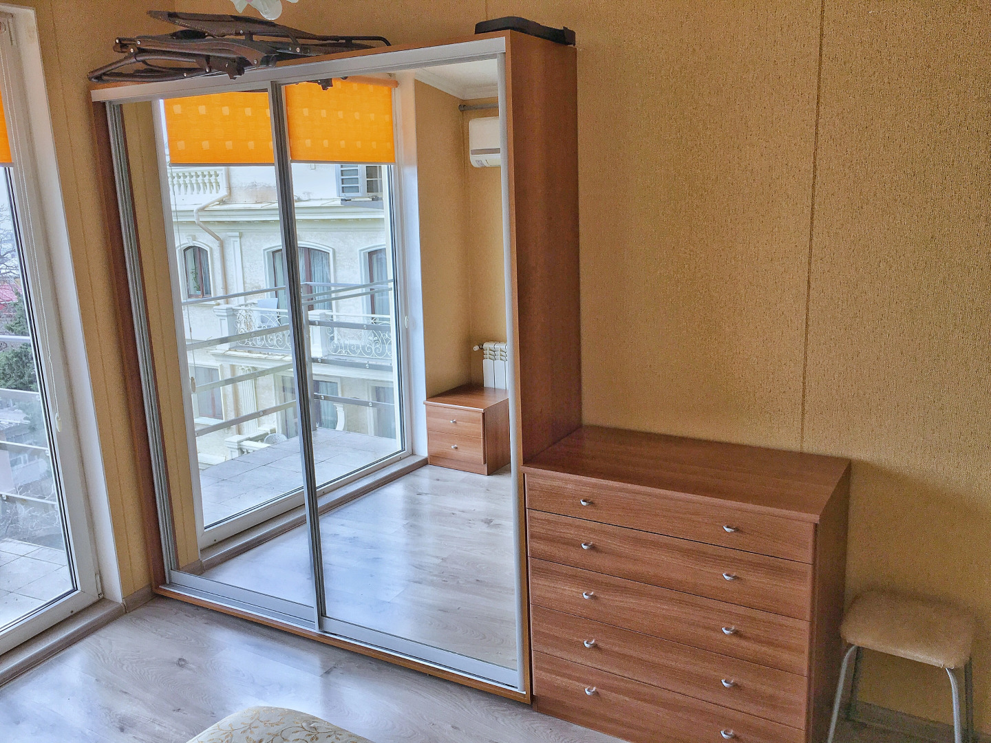 Представительская видовая двухкомнатная квартира с балконами на Набережной Ялты