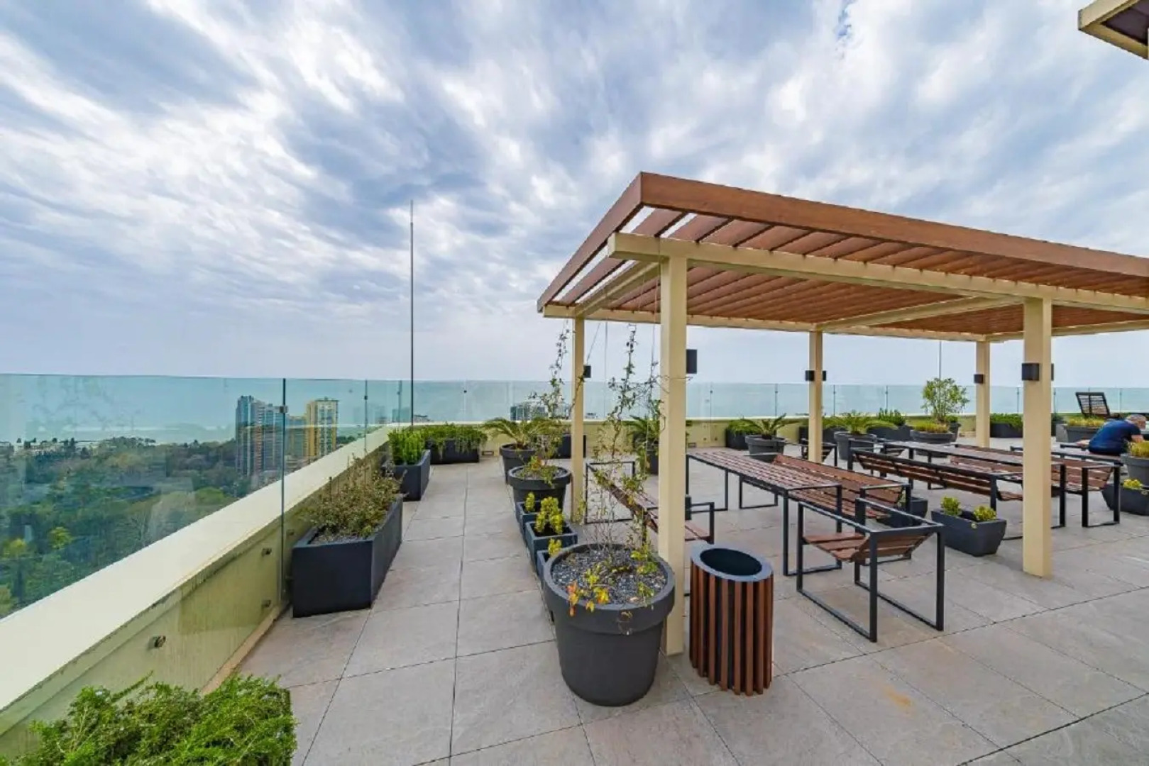 Апартаменты у Дендрария в ЖК Метрополь на самом высоком этаже, где есть бассейн