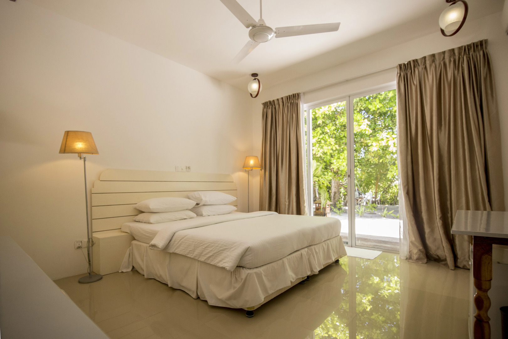 Отель Dhigurah Retreat Beach