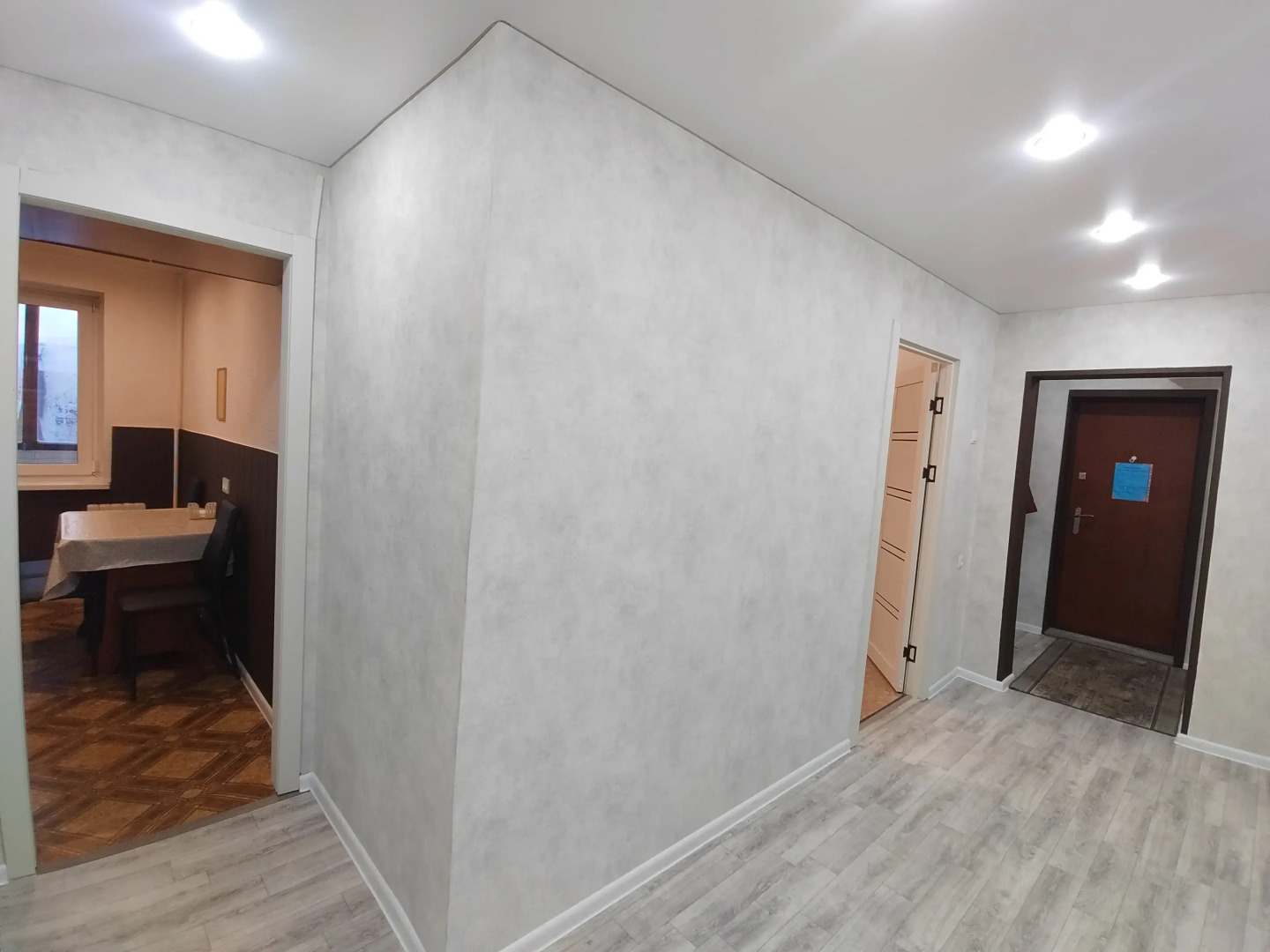 Квартира с тремя раздельными спальнями лифтом и балконом