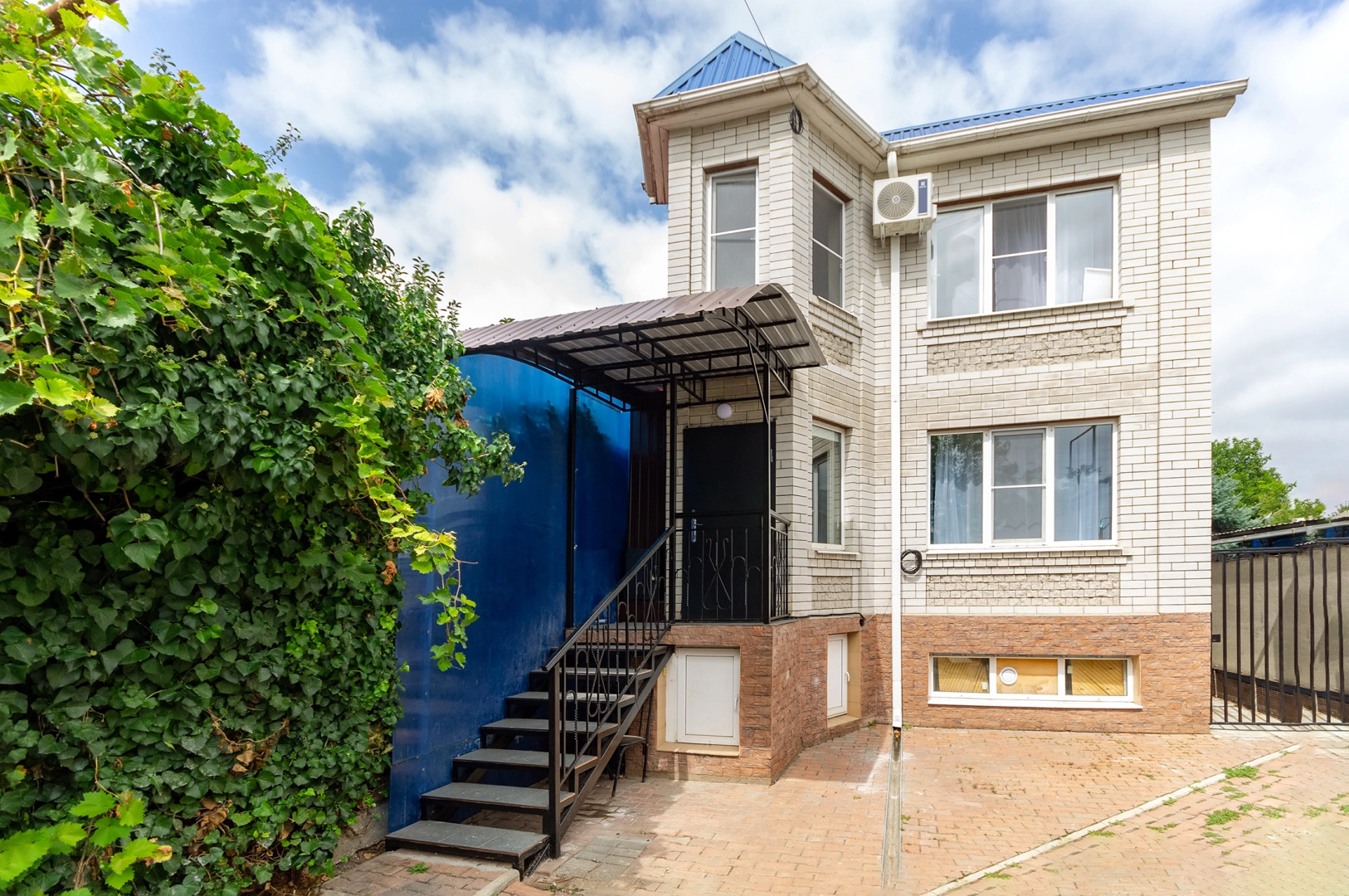 Частный Дом ШикаЛад Кмв с Зоной Отдыха на Улице