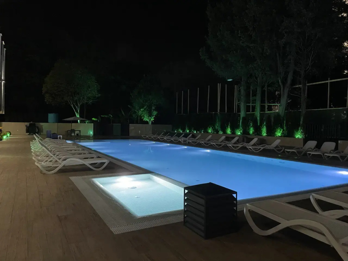 Апартаменты в отеле с подогреваемым бассейном