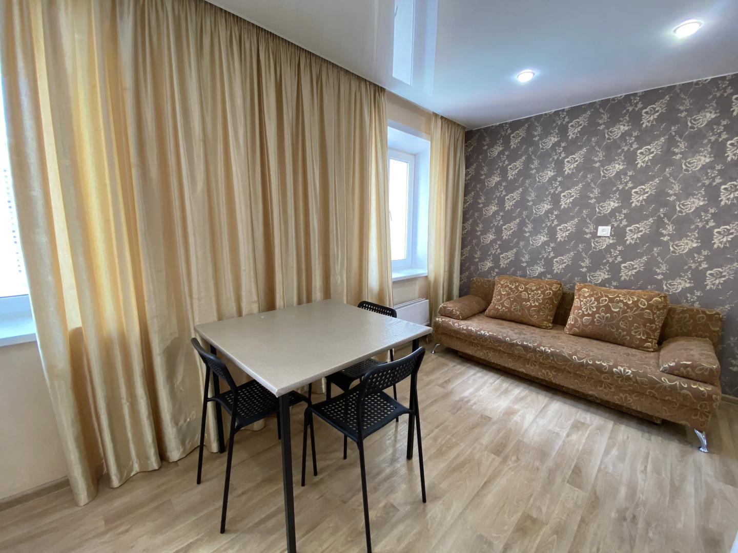 Квартира Жёлтый Нарцисс на Пархоменко