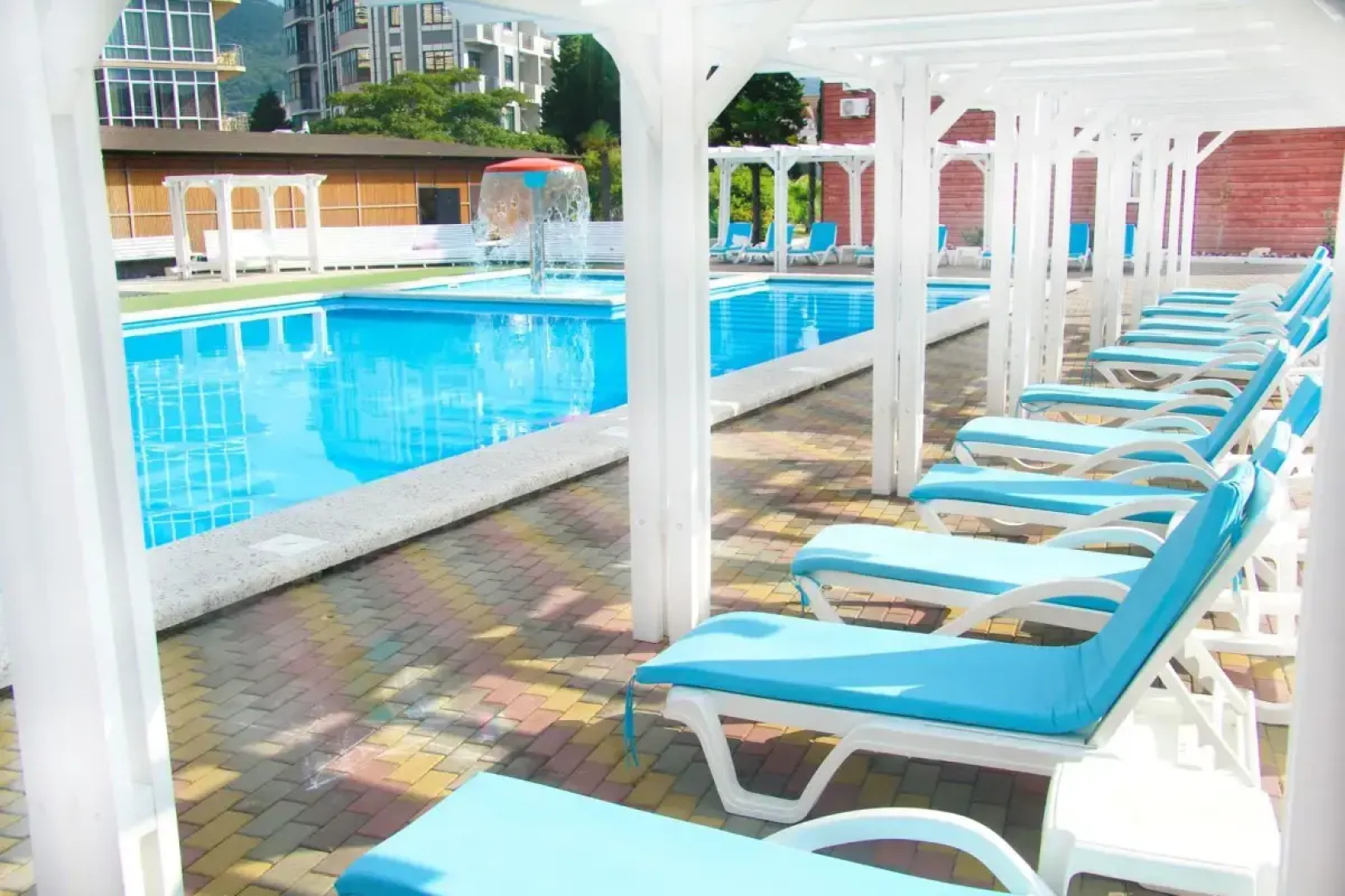 Отель Peak Season