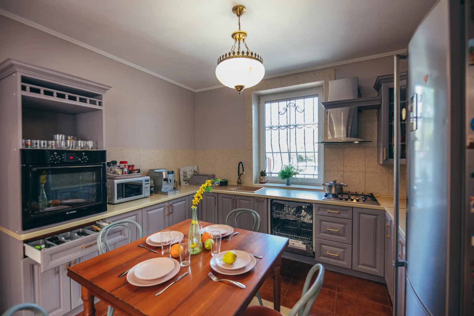 Частный дом в центре города с зеленым садом