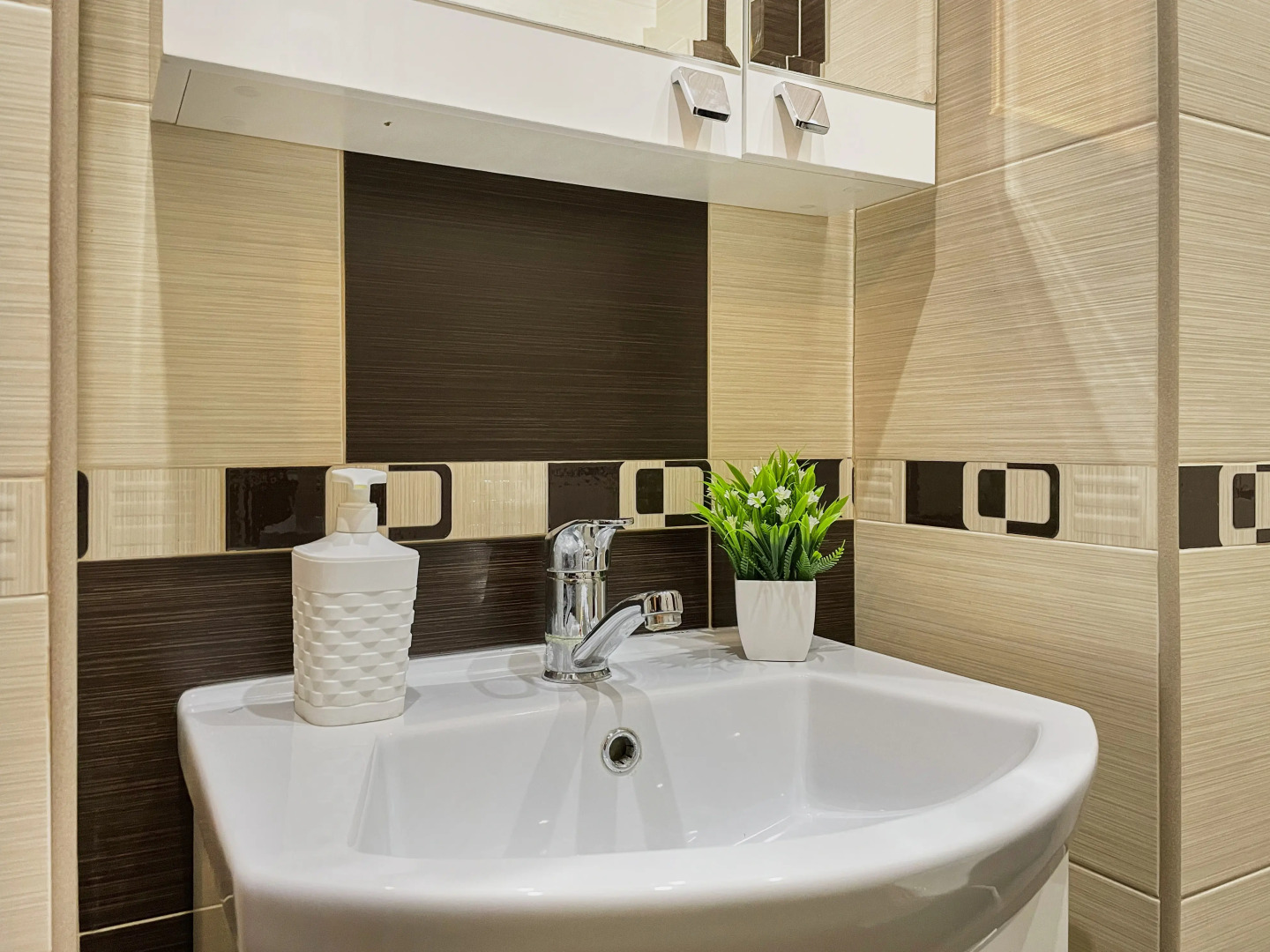 Апартаменты Шикарная двухкомнатная квартира с раздельными комнатами и балконом